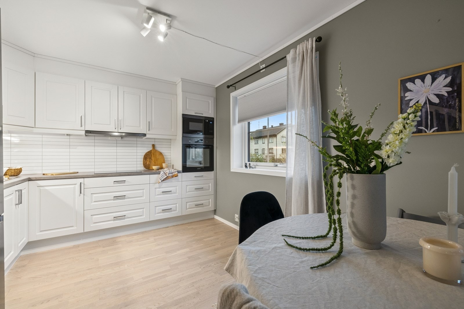 Leiligheten byr på et lekkert kjøkken med rikelig av skap- og benkeplass. Galleribilde