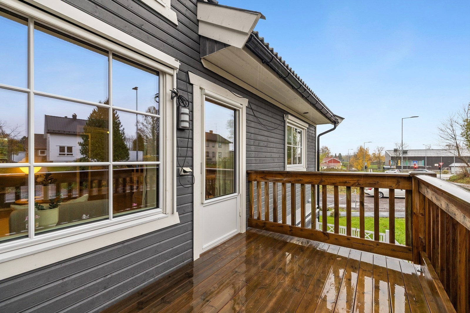 Fra stue og kjøkken er det direkte utgang til en fin balkong med god plass til utemøbler. Her kan en innrede med blant annet utebord og grill. Galleribilde