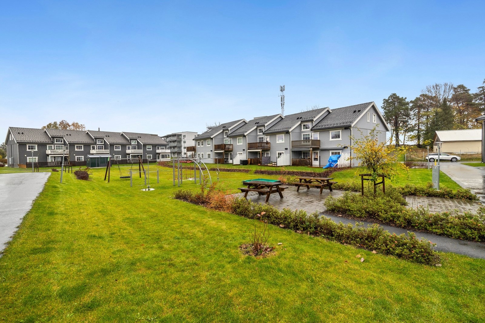 Sameiet har flotte parkmessige uteområder med bla. lekeplass, plenområder og benker. Galleribilde