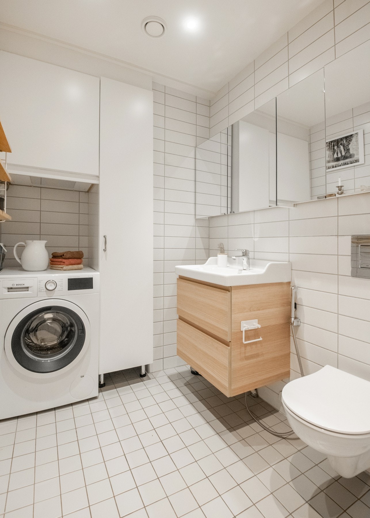 Badet er utstyrt med bl.a. toalett hvor en bidedusj er montert i tilknytning til servanten. Galleribilde