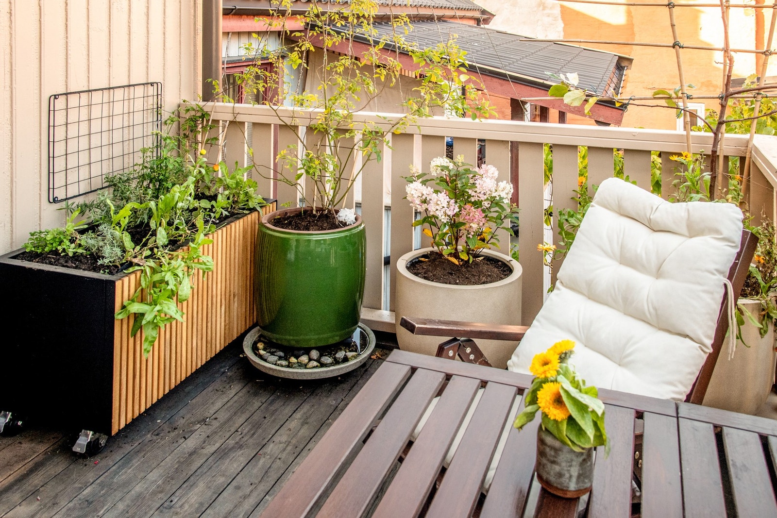 Her er det god plass til et koselig cafésett, blomsterkasser og grønne planter som skaper en lun og innbydende atmosfære. Galleribilde