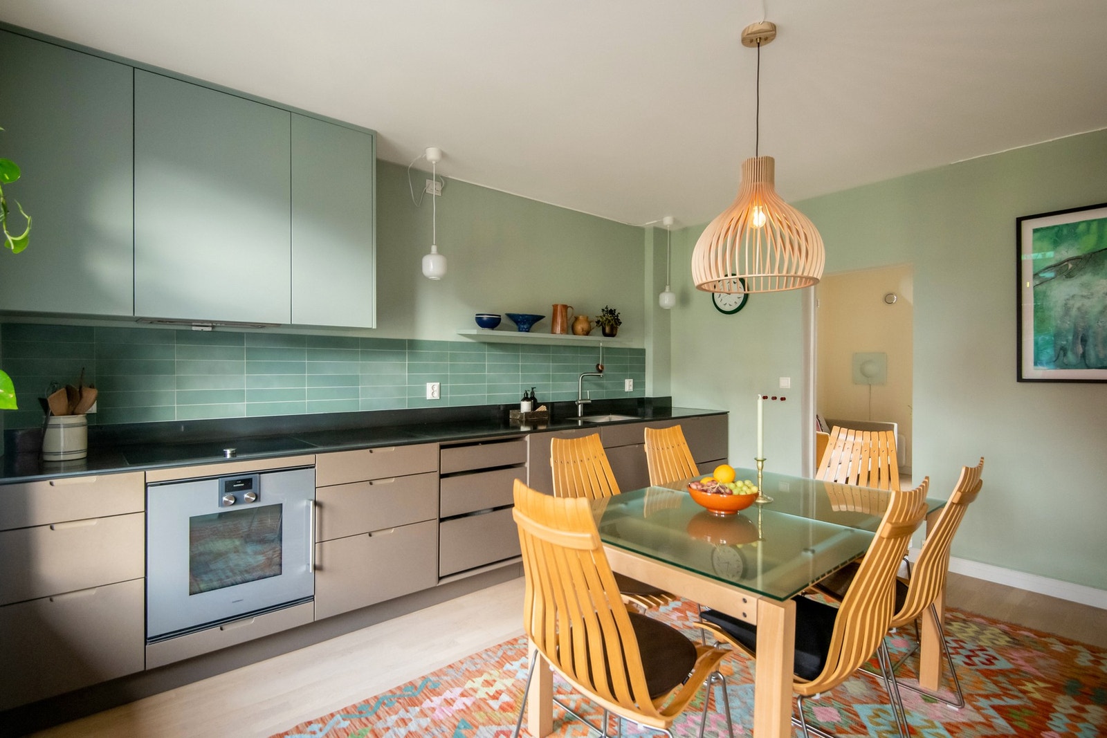 Dette er en bolig perfekt for både hverdagsbruk og hyggelige måltider med familie og venner. Galleribilde