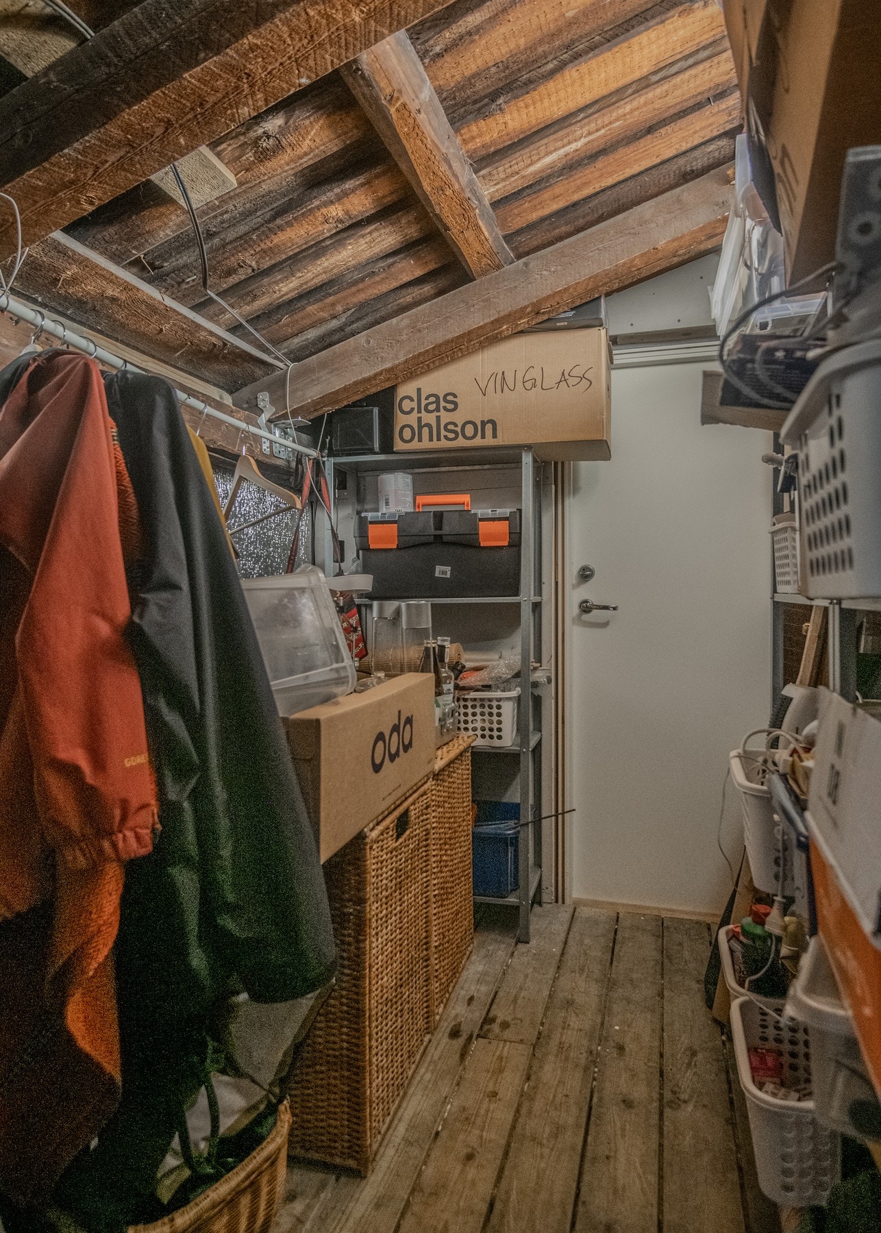 Fra hovedsoverommet har du en loftsbod med mye god oppbevaringsplass. Galleribilde