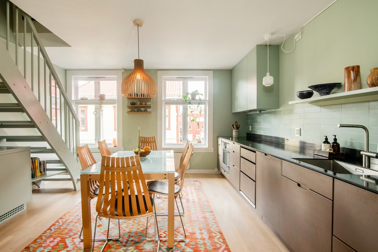 Boligen kombinerer den lune karakteren fra et klassisk trehus med moderne løsninger og tidløst design. Galleribilde