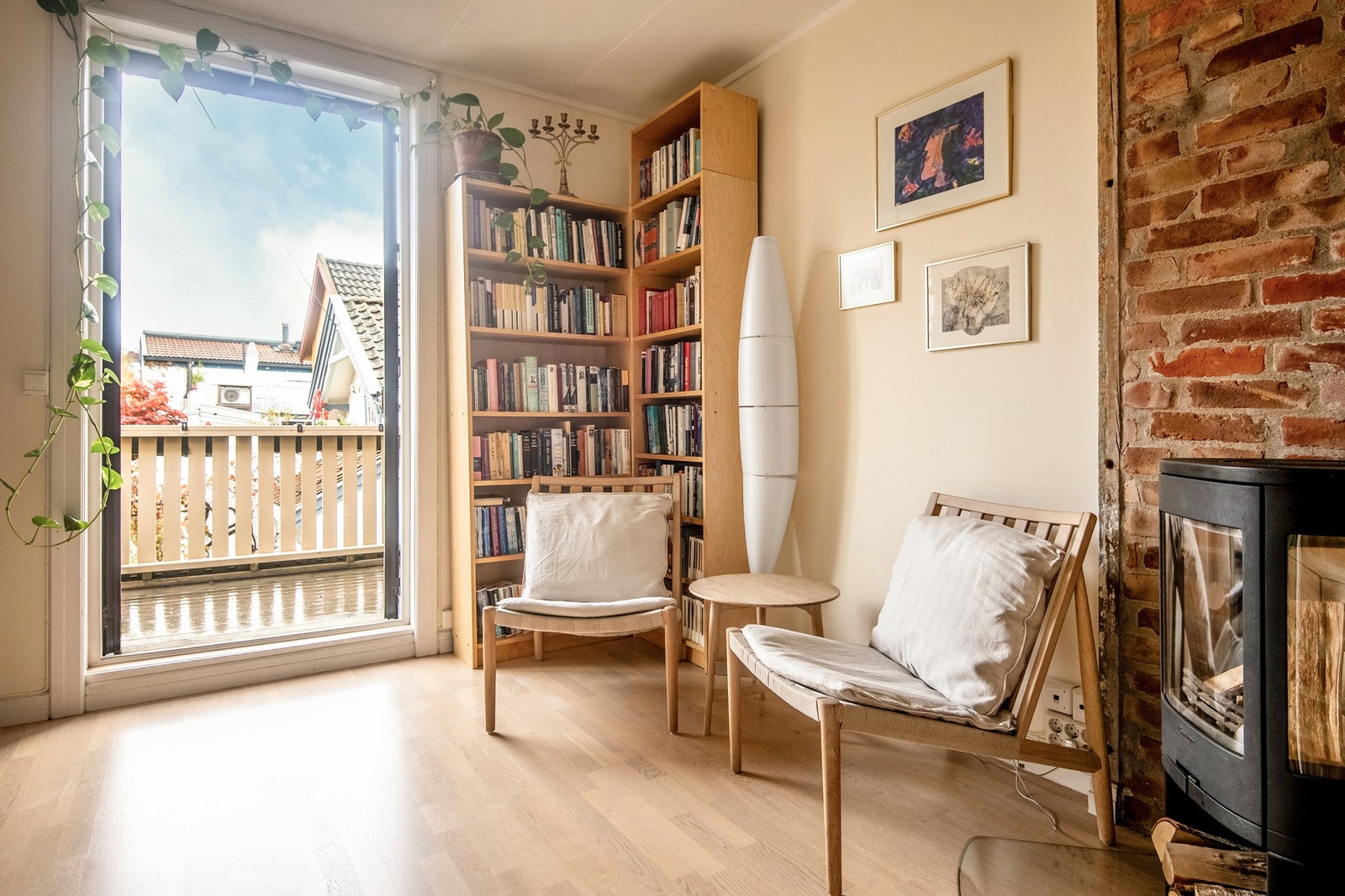Stuen har plass til sofagruppe med tilhørende stuebord, mediebenk og øvrig møblement etter behov. Galleribilde