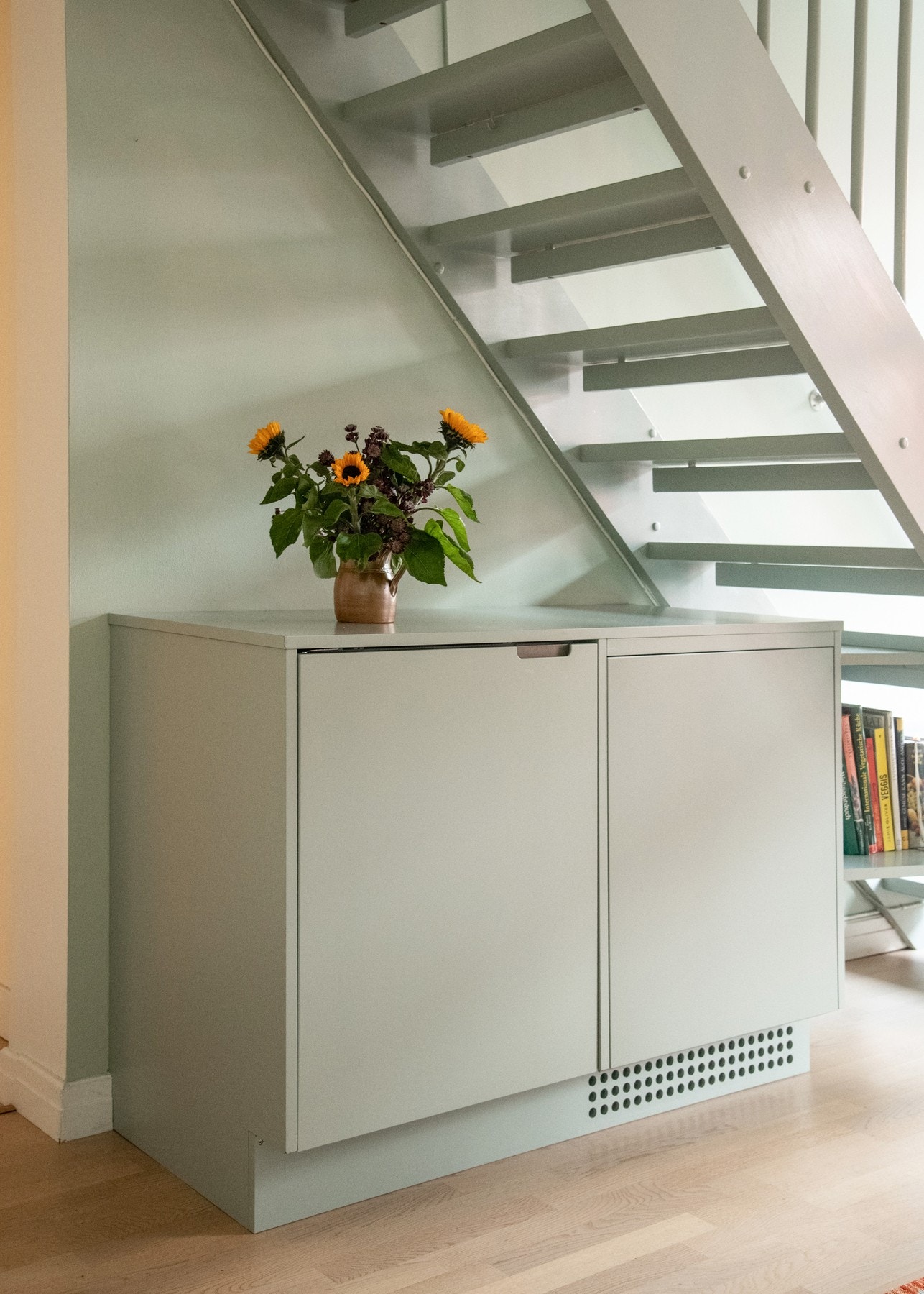 Trappen binder etasjene sammen på elegant vis. Galleribilde