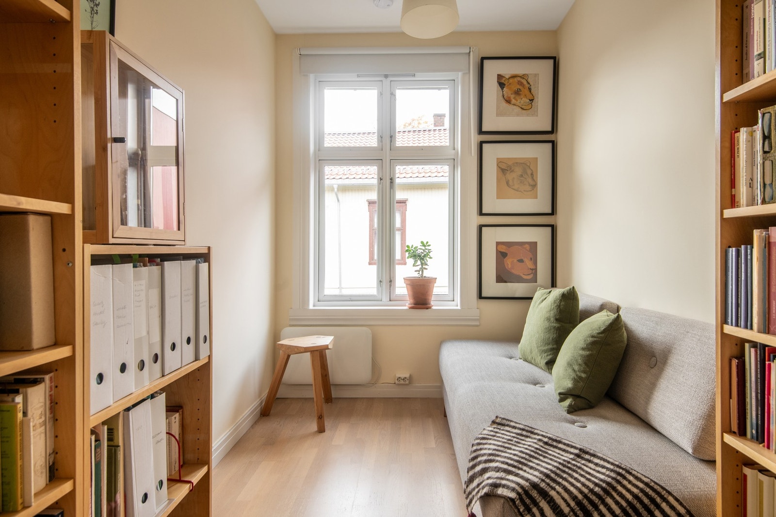 Soverom 2 fremstår som et funksjonelt og trivelig rom med flere bruksområder, enten som gjesterom, barnerom eller hjemmekontor. Galleribilde