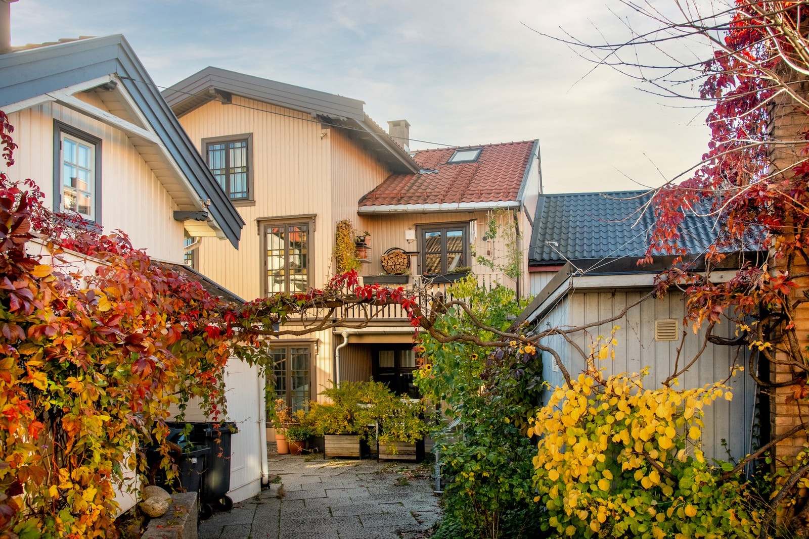 Her bor du med ekte husfølelse, omgitt av historiske omgivelser, fargerike trehus. Galleribilde
