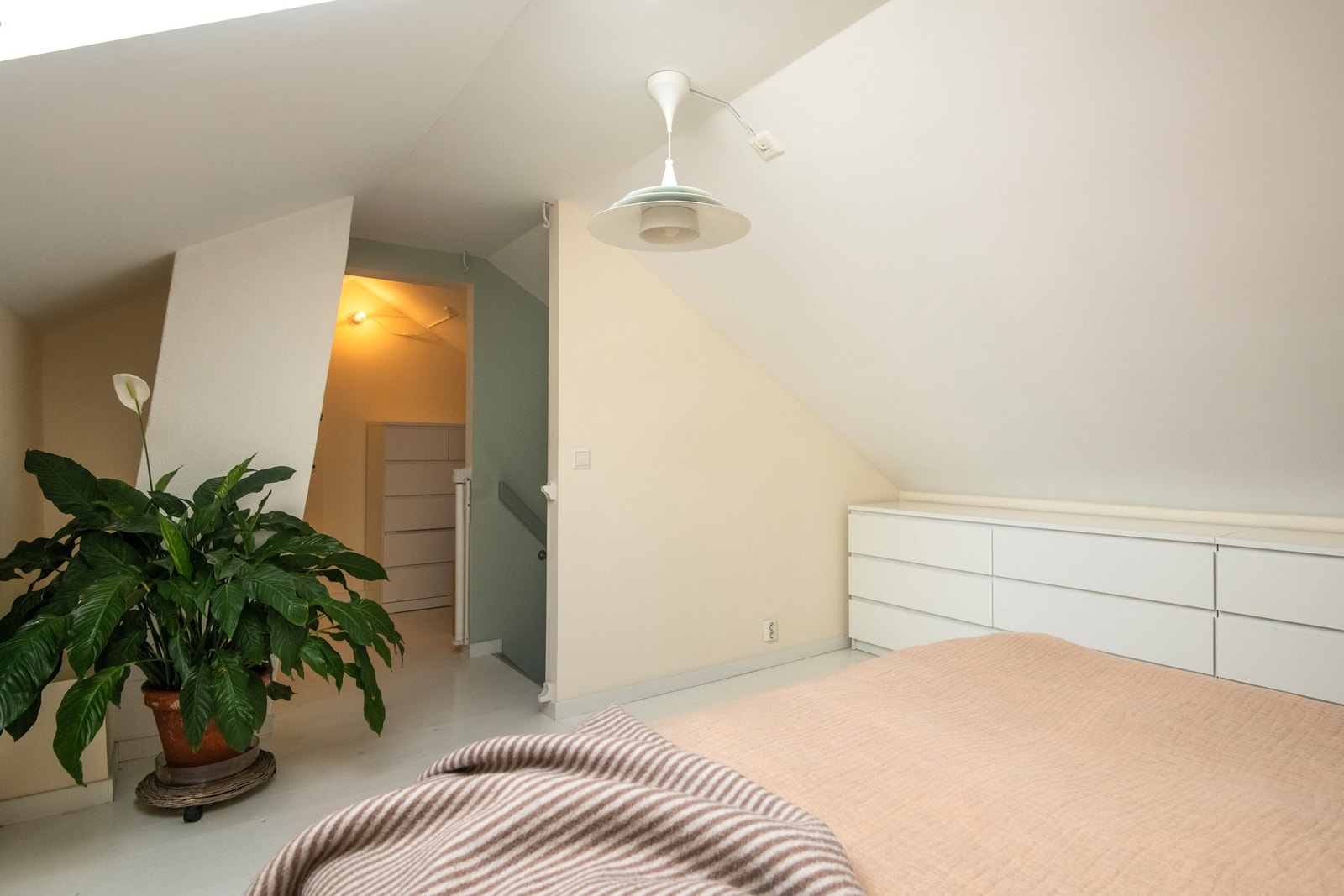 Her er det god plass til dobbeltseng med nattbord på hver side, samt smarte oppbevaringsløsninger med kommoder langs veggen. Galleribilde