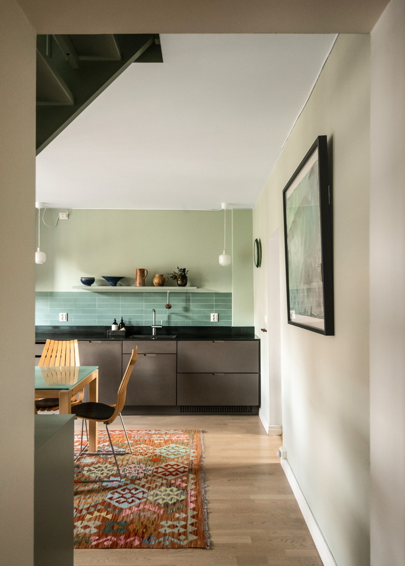 Dette er et gjennomført og moderne kjøkken med høy kvalitet i materialvalg og et tidløst design. Galleribilde
