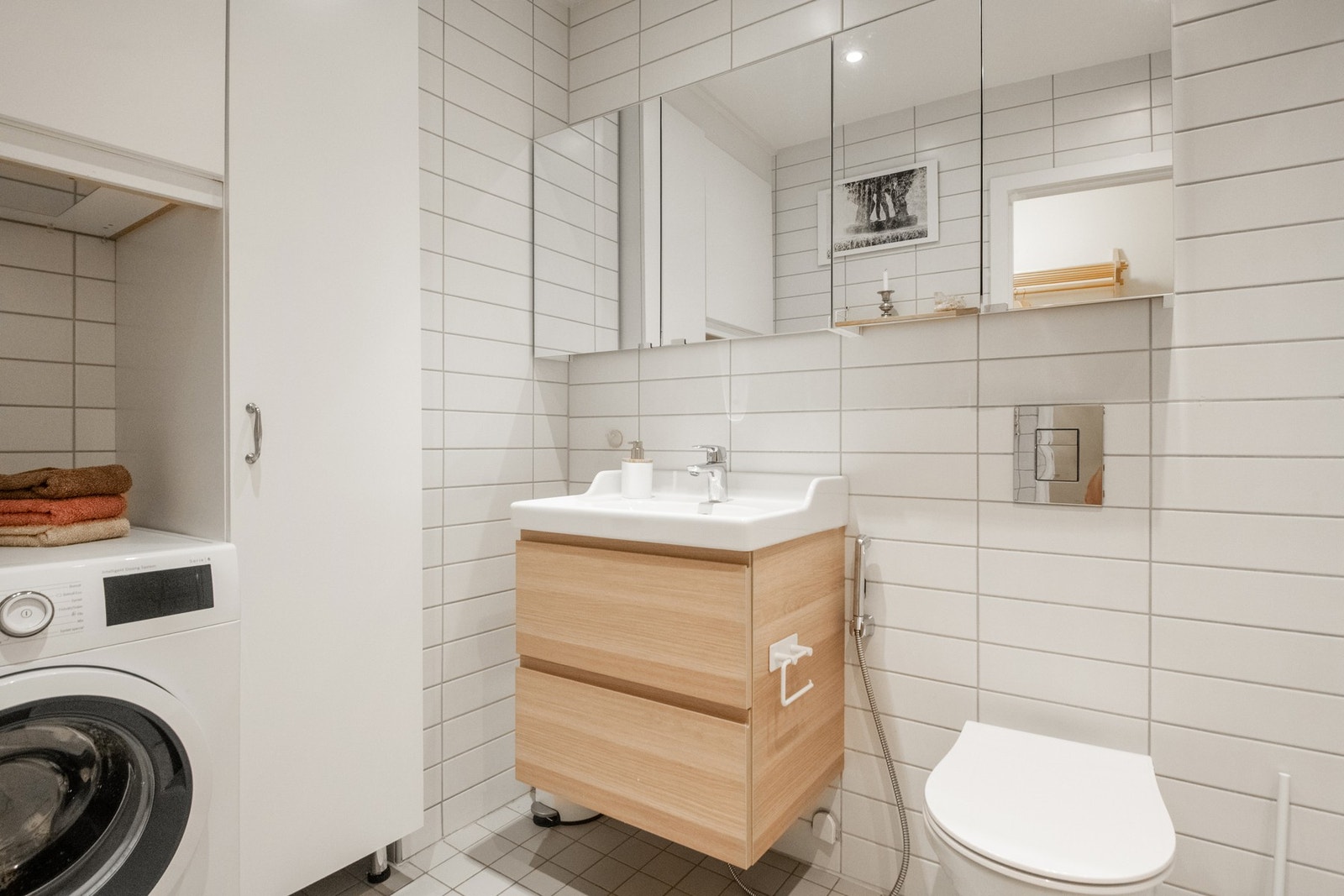 Baderommet ble pusset opp i forbindelse med renovering av leiligheten, og fremstår som pent, moderne og funksjonelt. Galleribilde
