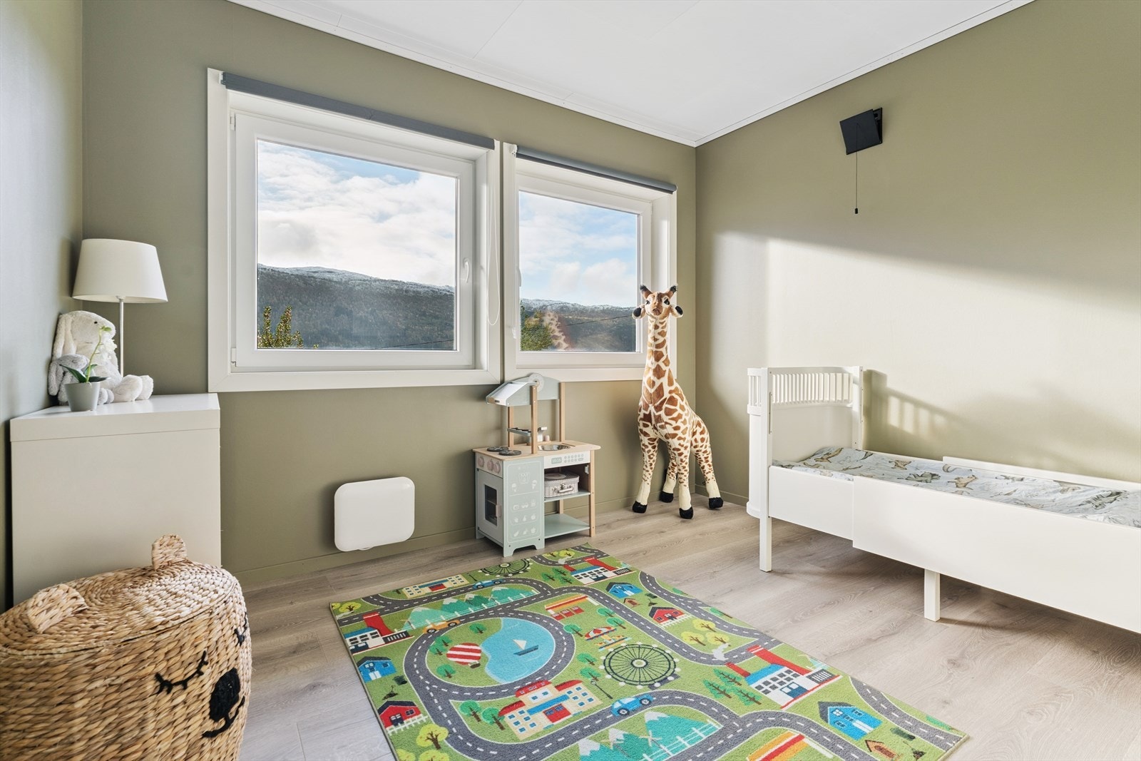 Soverom II, i underetasje. Laminat på golv og malte plater på vegg. Nye vindauge i 2020 Galleribilde