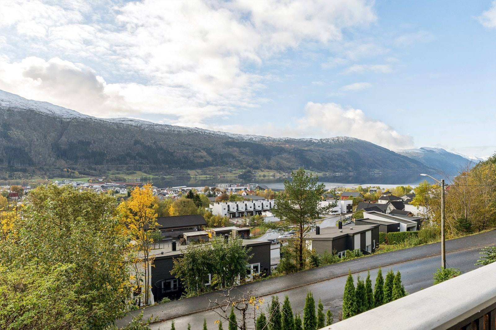 Meget kort veg til barnehagar og skular - her kan du følgje med på mykje av skulevegen om du vil! Galleribilde