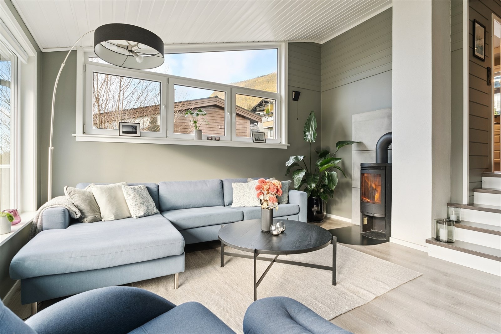 Du har både vedomn og varmepumpe i stova.
Frå stova er det nokre trappetrinn til øvrig del av 1.etasje. Galleribilde