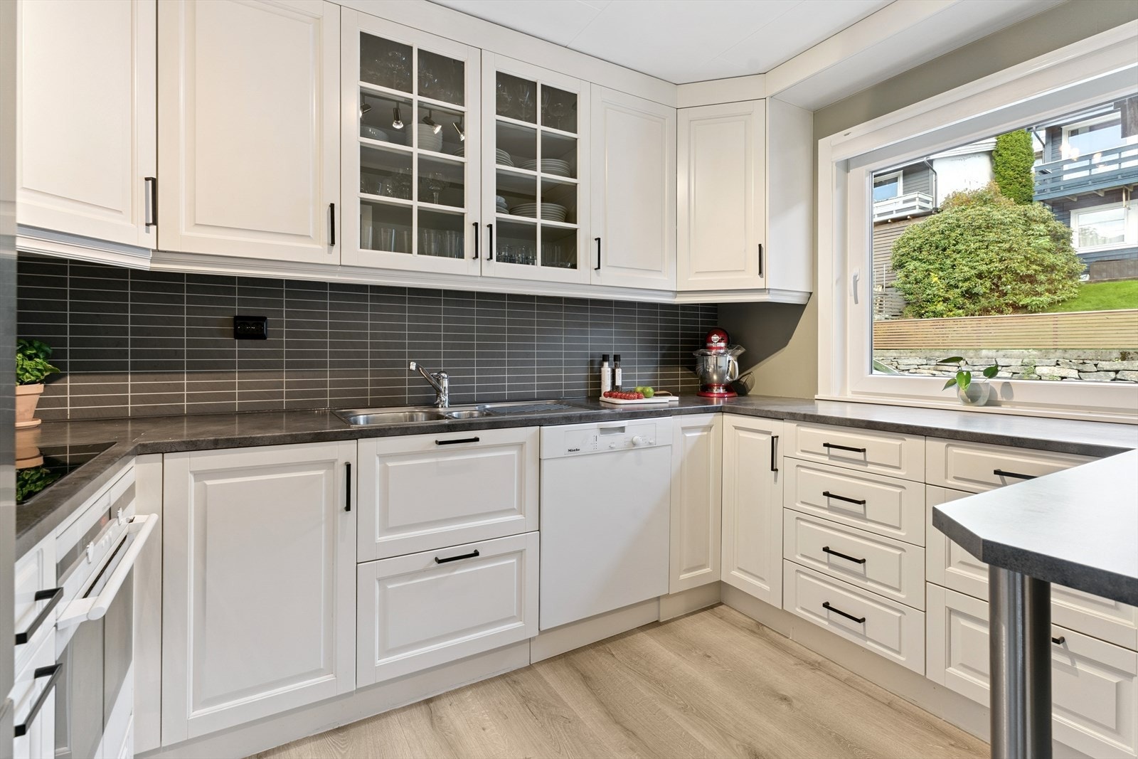 Fint med vindauge mot tun og tilkomstveg frå kjøkkenbenken. Vindauge vart skifta i 2020. Galleribilde