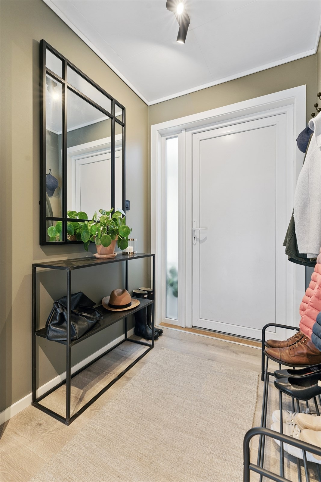 Velkommen inn!
Her kjem du inn i ein gjennomgåande fresh og flott bustad med gode kvalitetar. Galleribilde