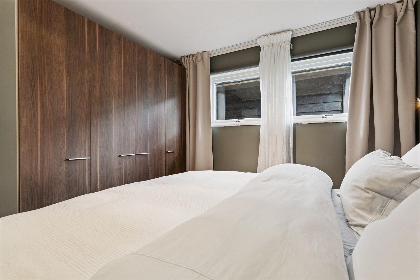 Soverom I, godt med garderobeskap på rommet Galleribilde