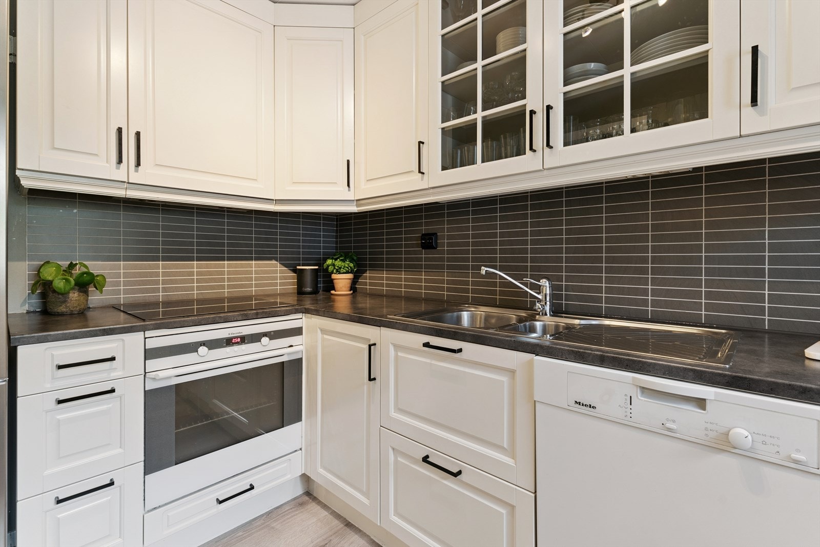 Kjøkken er oppgradert i 2009. Her har du innreiing frå Espe med overskap til himling Galleribilde