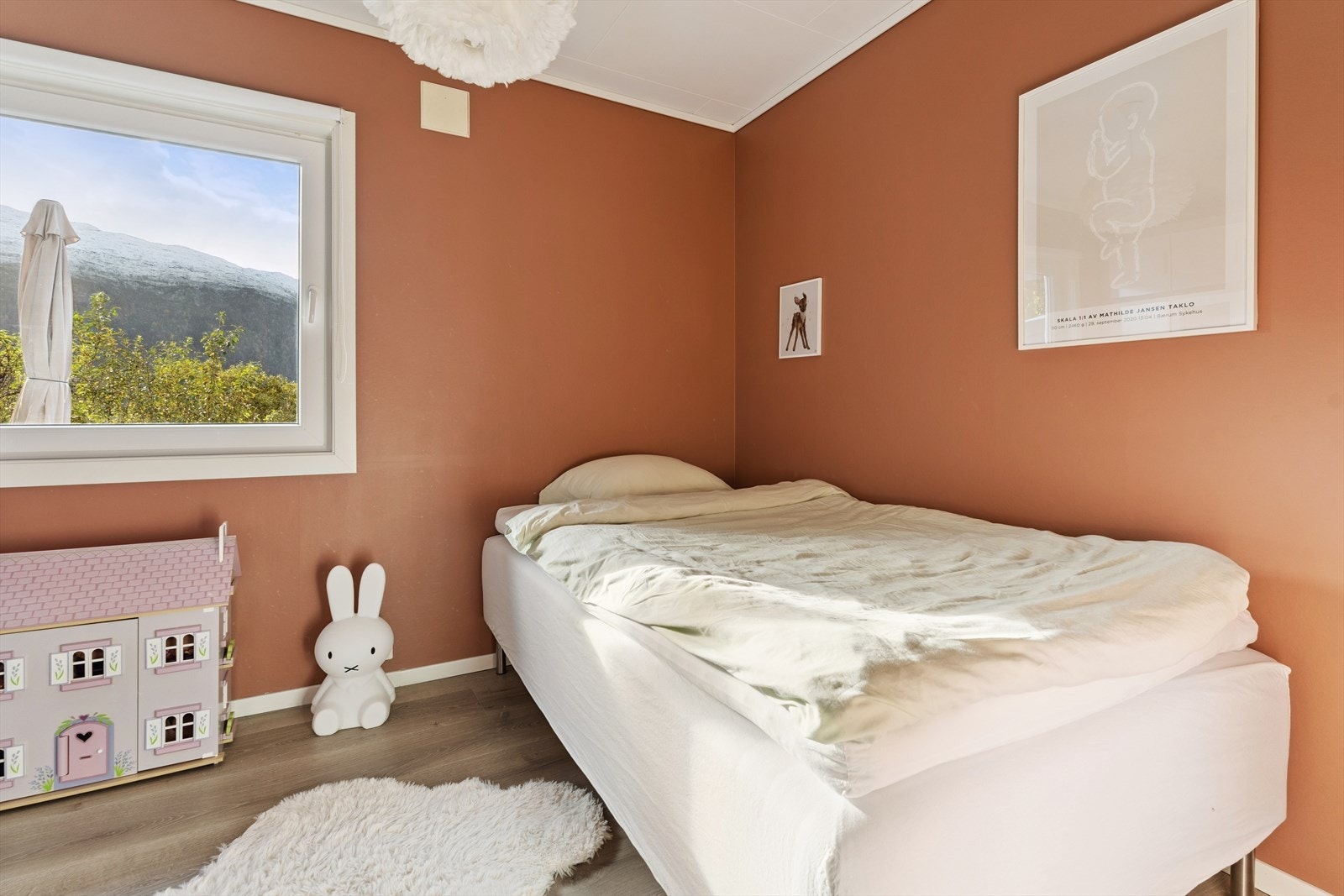 Soverom III, i underetasje. laminat på golv og malte plater på vegg. Nye vindauge frå 2020 også her. Galleribilde