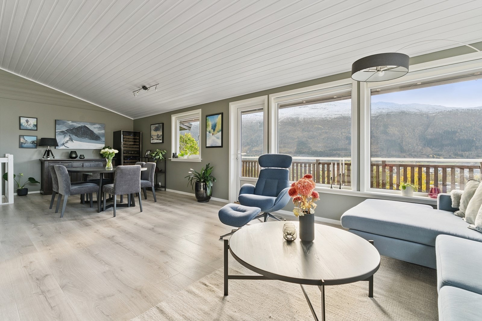 Det er godt med plass både for sofagruppe og spisegruppe i rommet. Du kjem også ut til altan med flott utsikt mot fjord, fjellheim og den øvrige bygda Galleribilde