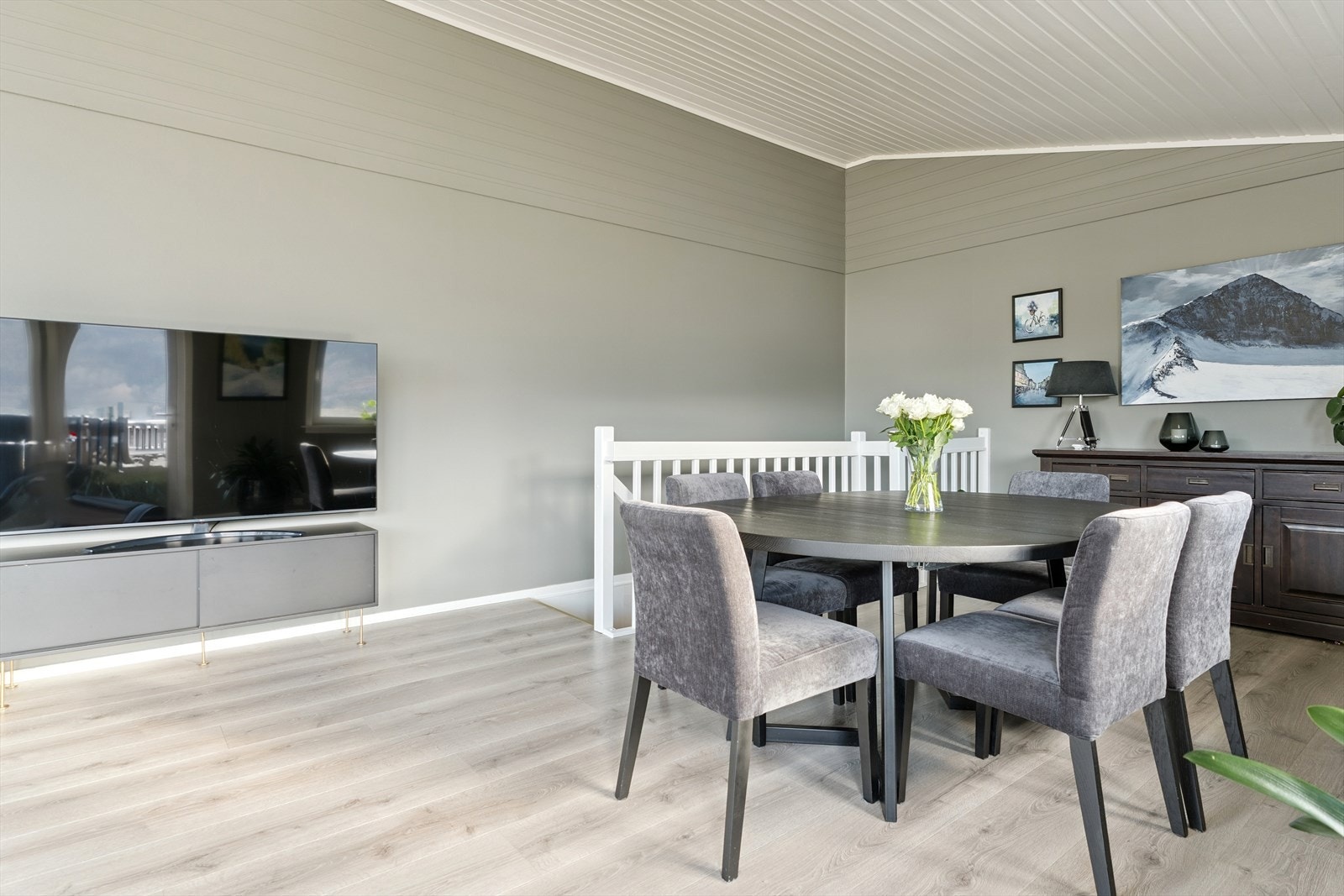 Nedgang til underetasjen finn du i stova Galleribilde