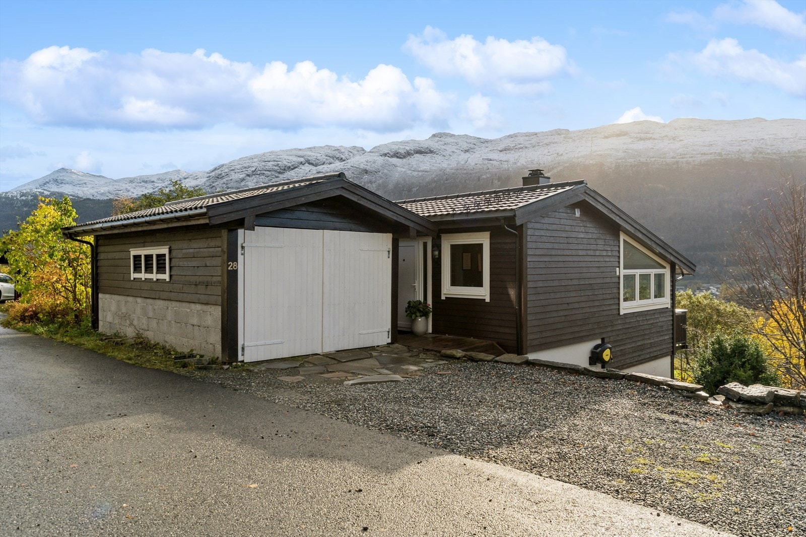 Meget tiltalande og fin halvpart av tomannsbustad med fine uteplassar Galleribilde