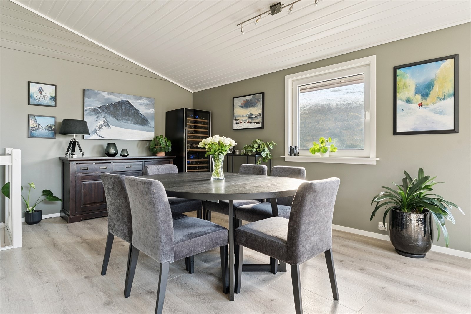 Kjekt å kunne ha plass for romsleg spisebord i stova Galleribilde