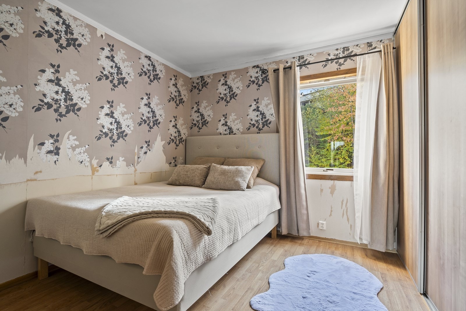 Hovedsoverommet er av god størrelse og inneholder en stor skyvedørsgarderobe. Galleribilde