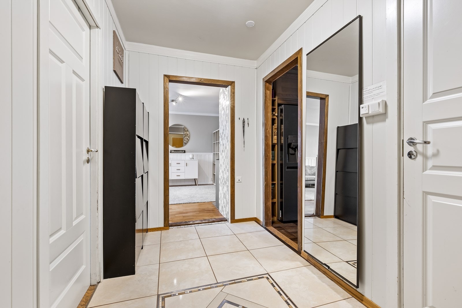 Lys flislagt gang som gir direkte adkomst til alle andre rom. Galleribilde