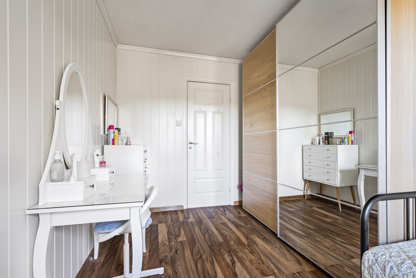 Her er det også en praktisk skyvedørsgarderobe. Galleribilde