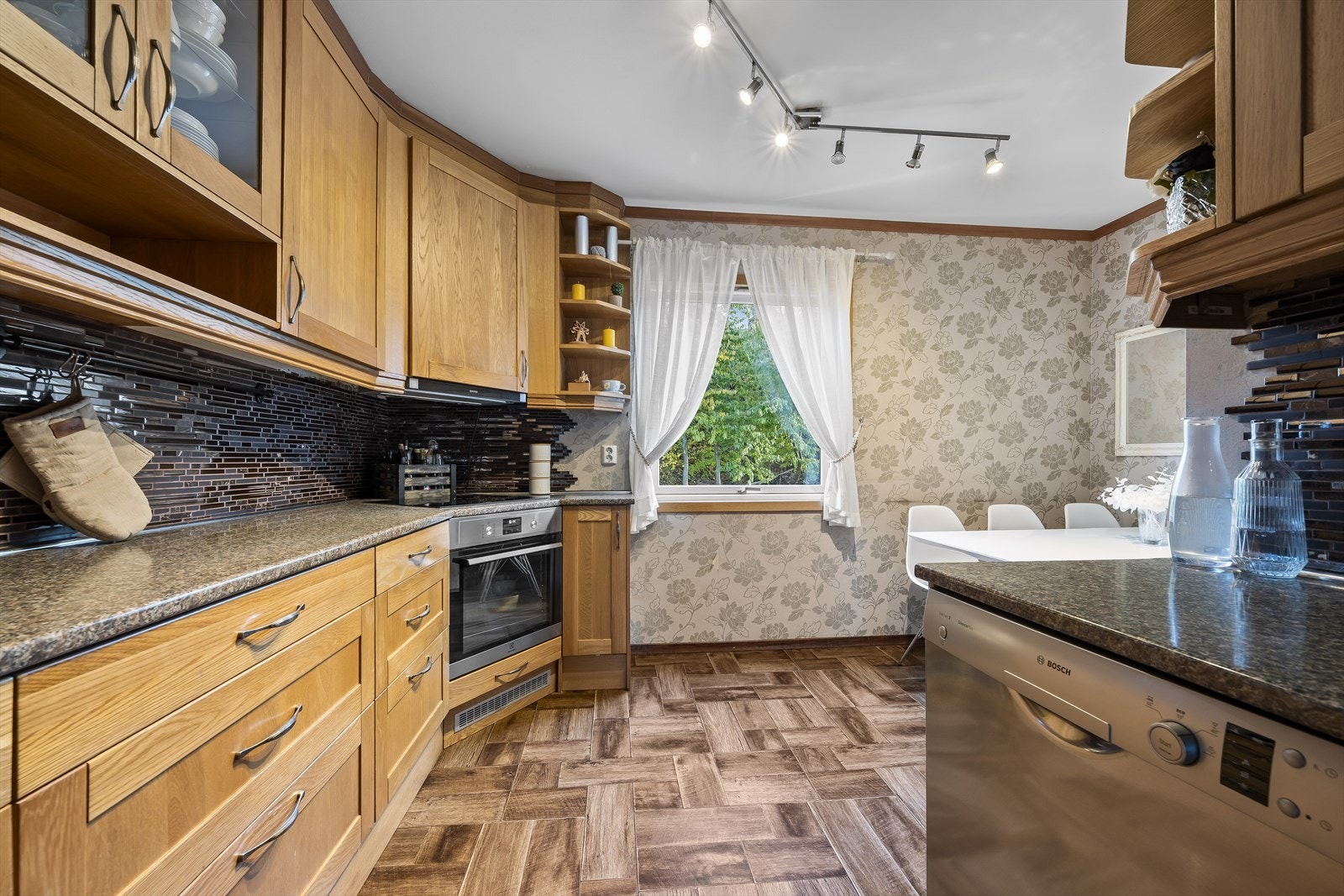 I enden av kjøkkenet er det også plass til en spisegruppe. Galleribilde