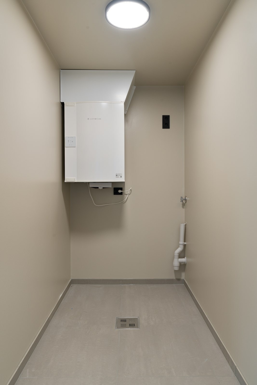 Vaskerom/bod med opplegg for vaskemaskin og tørketrommel. (bilde tatt fra H0302) Galleribilde