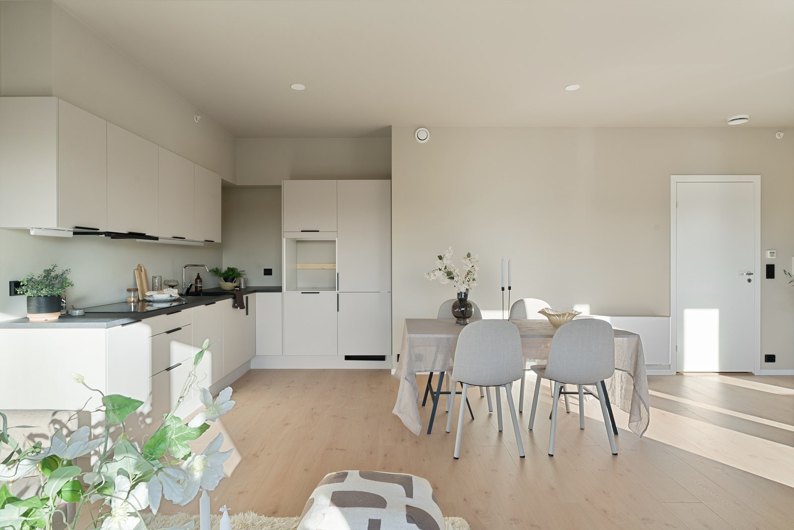 Lekkert og moderne kvalitetskjøkken som kan vise til pen kjøkkeninnredning og integrerte hvitevarer. Stekeovn er montert. (bilde er tatt fra H0302) Galleribilde