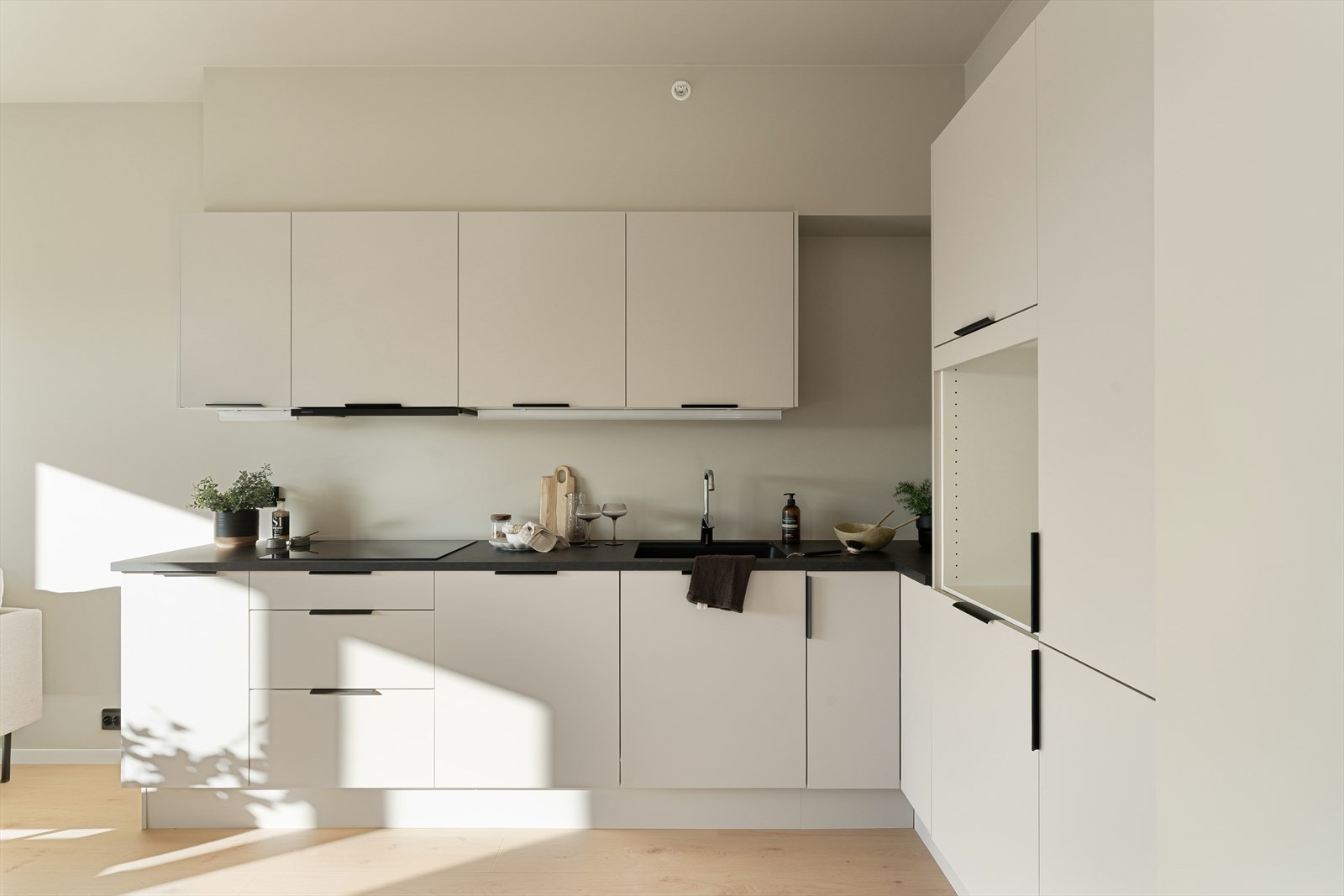 Her har man rikelig med skapplass til det meste en skulle ha behov for av både kopper og kar. (bilde er tatt fra H0302) Galleribilde