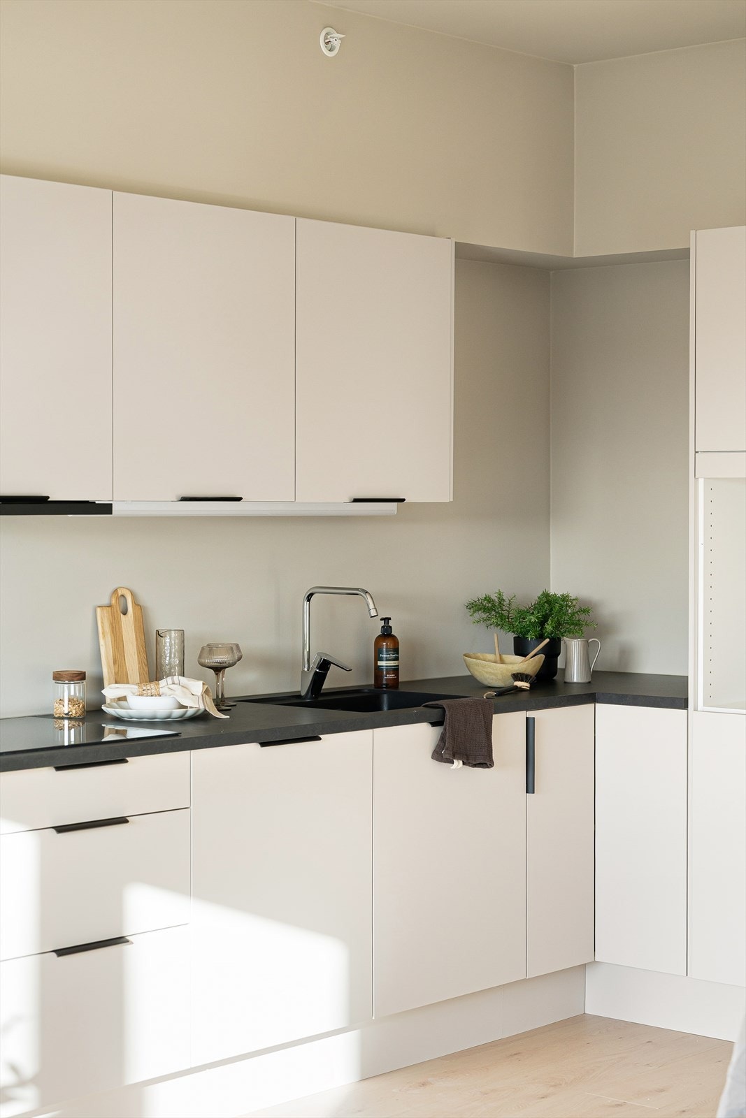 Samtidig som man har nok benkeplass til å lage mat på. (bilde er tatt fra H0302) Galleribilde