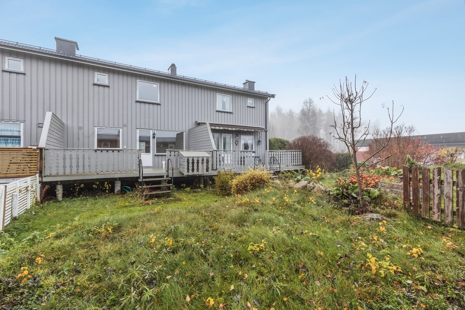 Usjenert terrasse med trapp til hage. Galleribilde