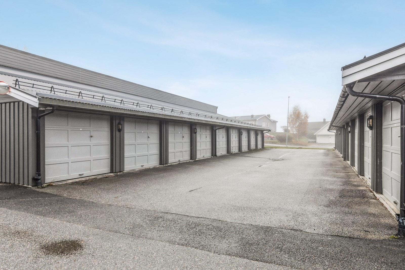 Garasje i rekke med leddport og opplegg for el-bil lader, abonnement. Galleribilde