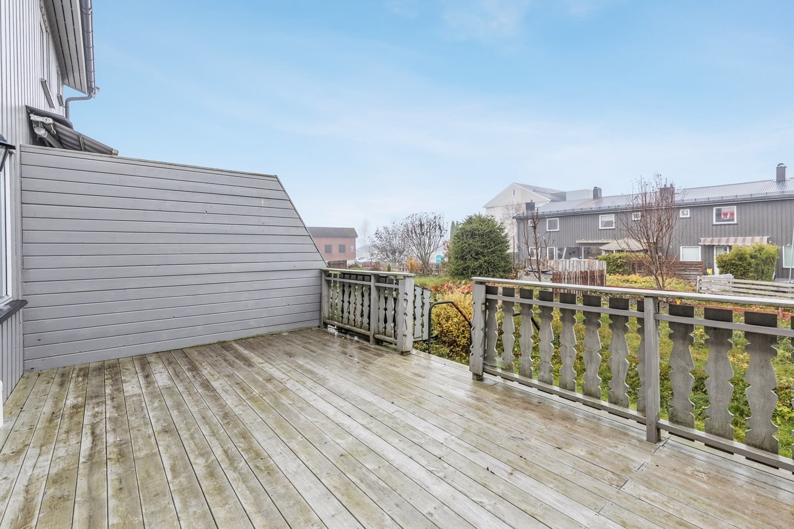 Solrik terrasse med levegger mot naboleilighetene. Galleribilde