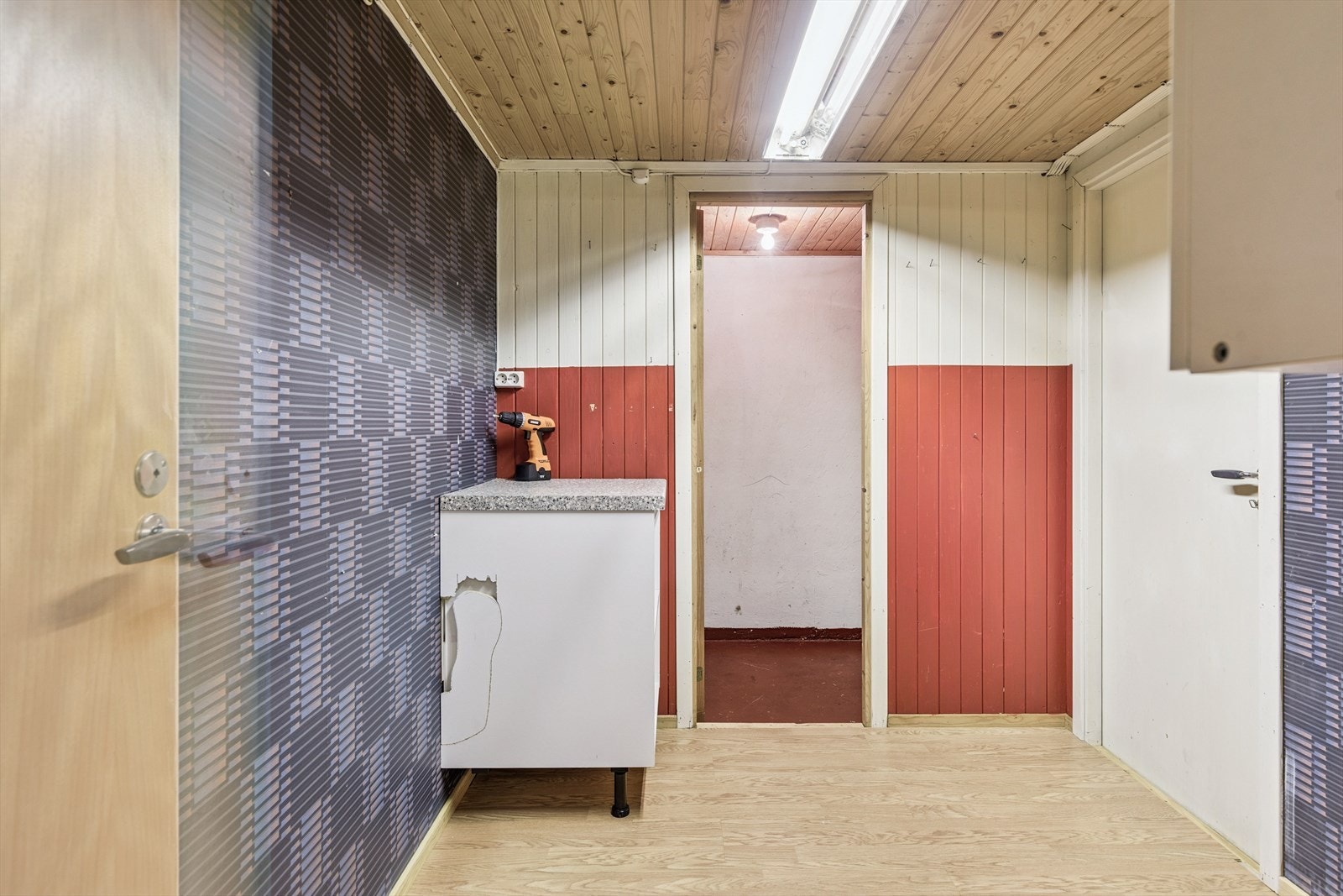 Bod og hobbyrom med plassbygde hyller. Galleribilde