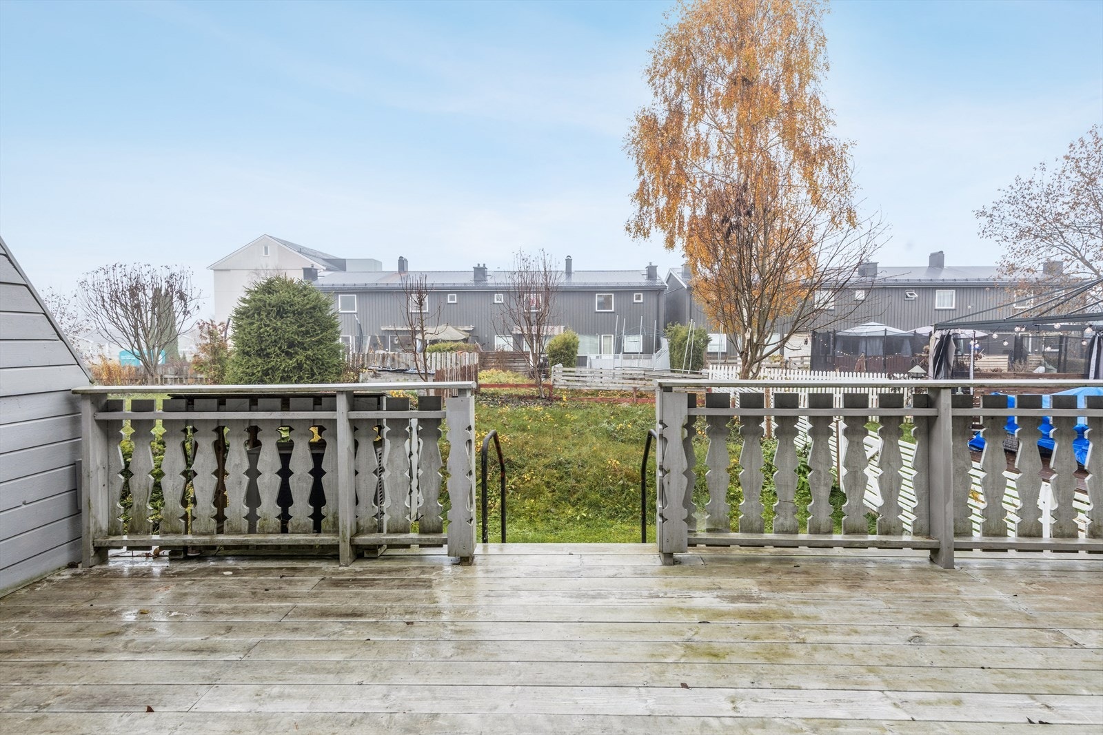 Fra terrassen er det trapp til hage. Galleribilde