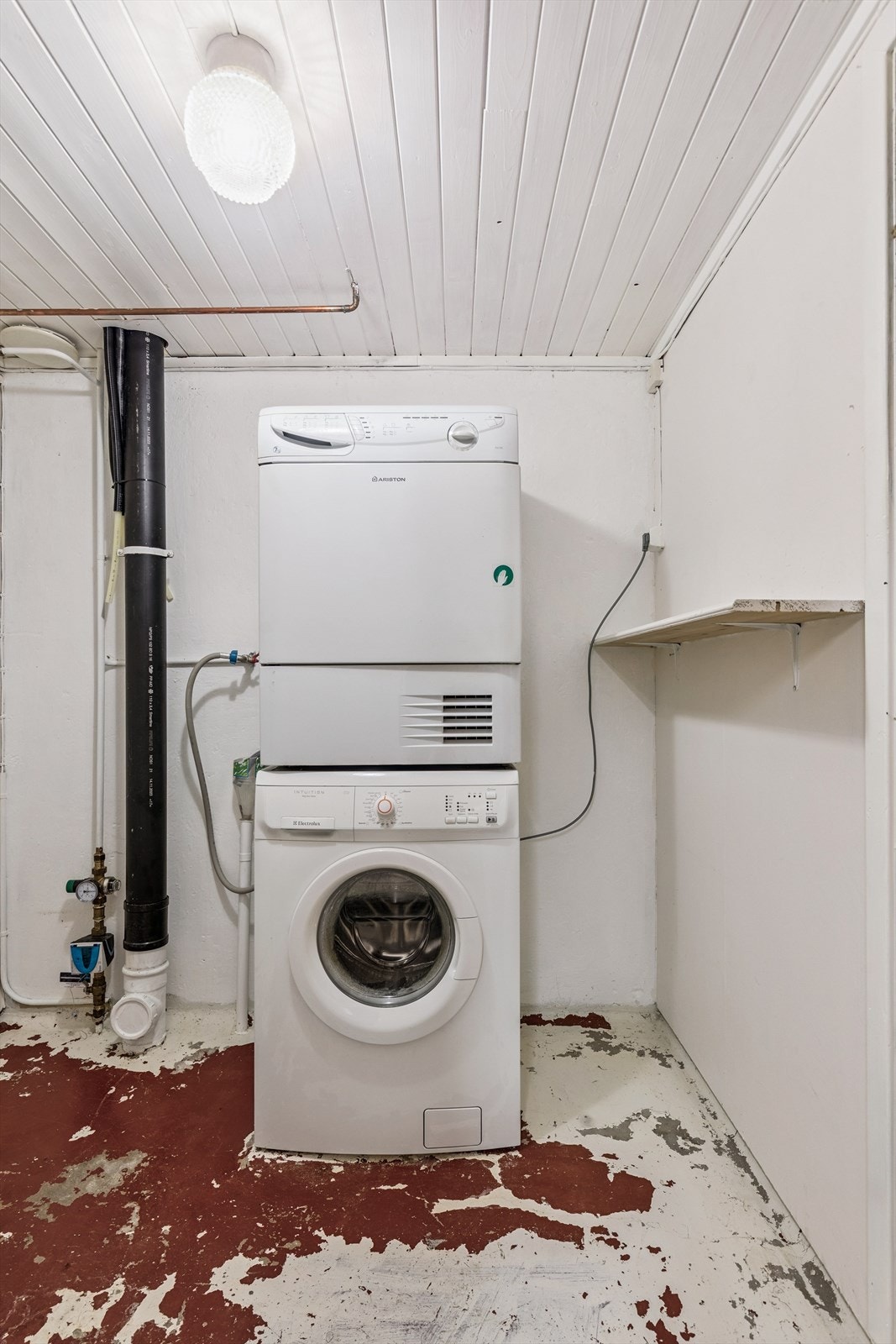 Vaskerom i kjeller. Vaskemaskin og tørketrommel medfølger. Her er også varmtvannsbereder fra 2024 plassert. Galleribilde