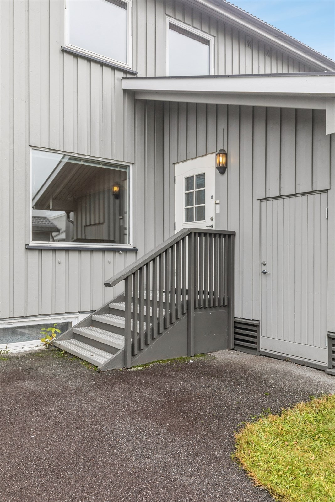 Asfaltert gangsti ved inngangsparti. Dør til sports-/utebod. Galleribilde