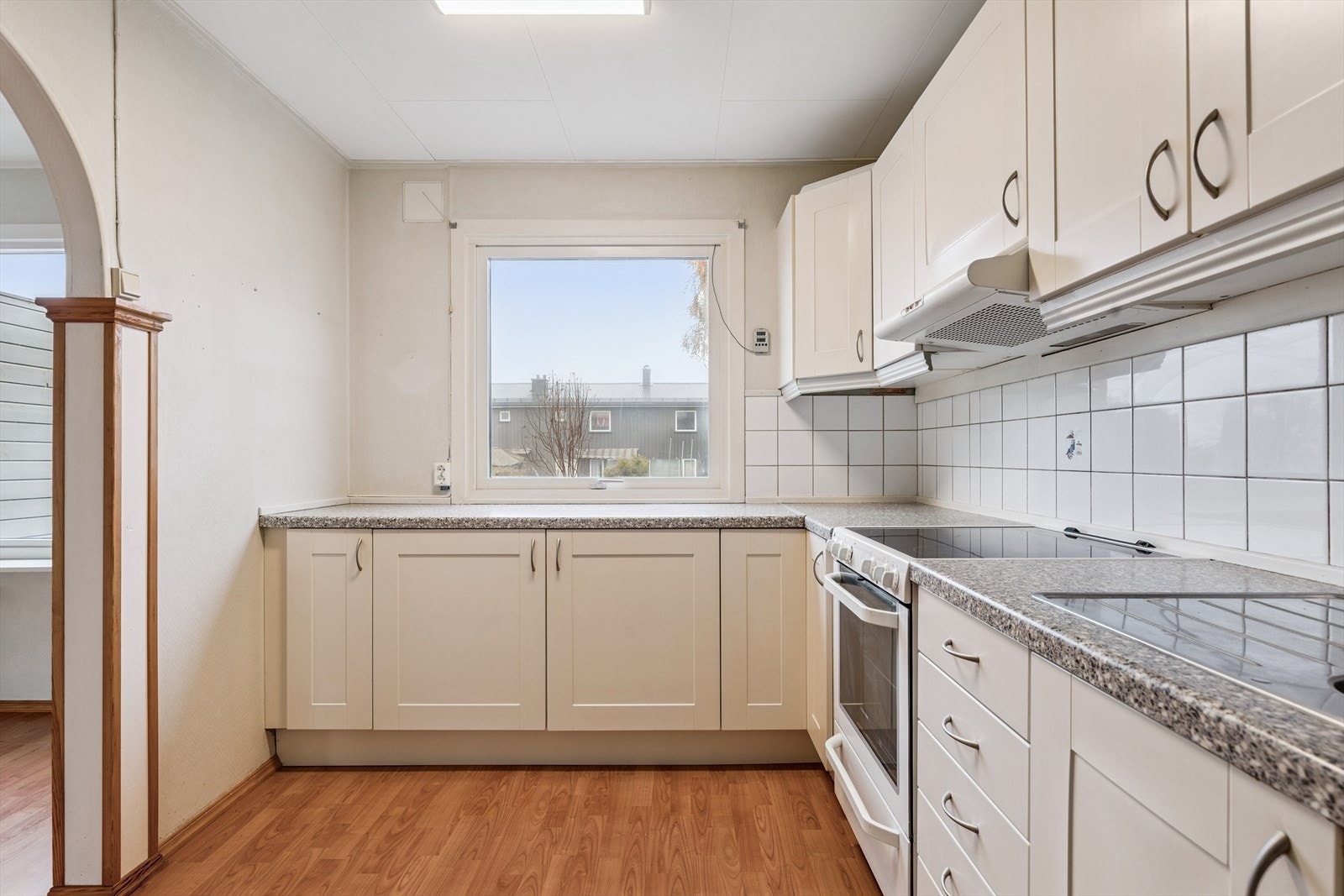 Frittstående hvitevarer som komfyr, oppvaskmaskin og kjøleskap medfølger. Galleribilde