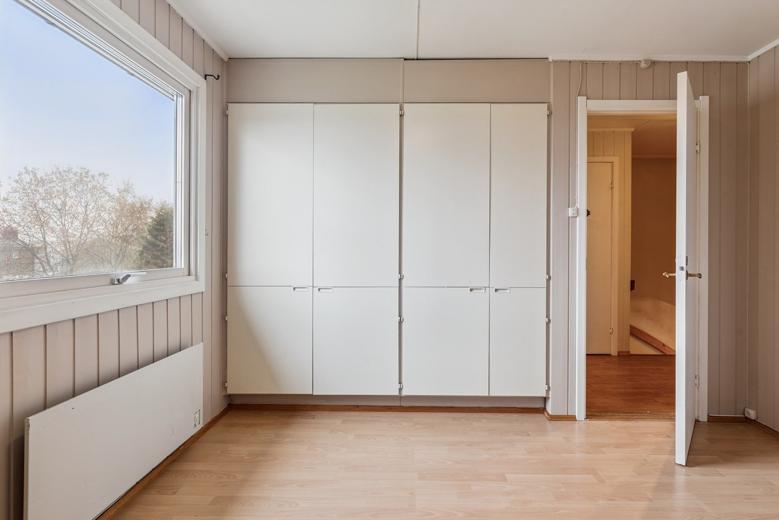 Det er garderobeskap på alle tre soverom og det er montert panelovner. Galleribilde