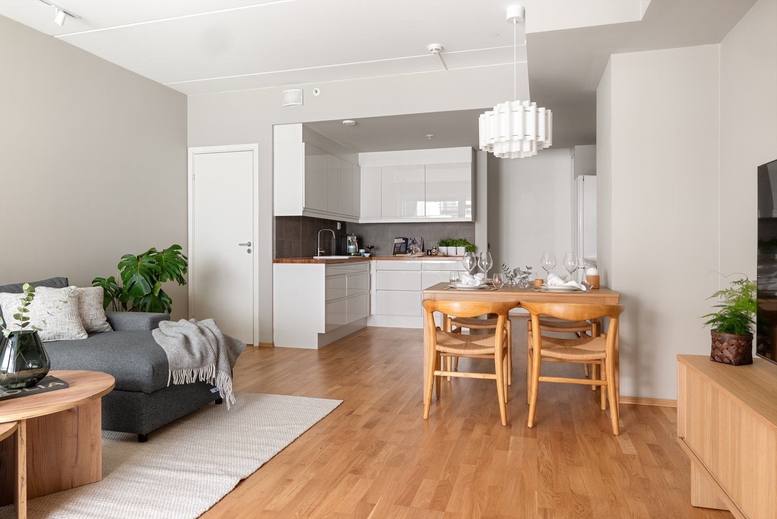 God plass til spisegruppe som skaper et naturlig skille mellom stue og kjøkken. Galleribilde