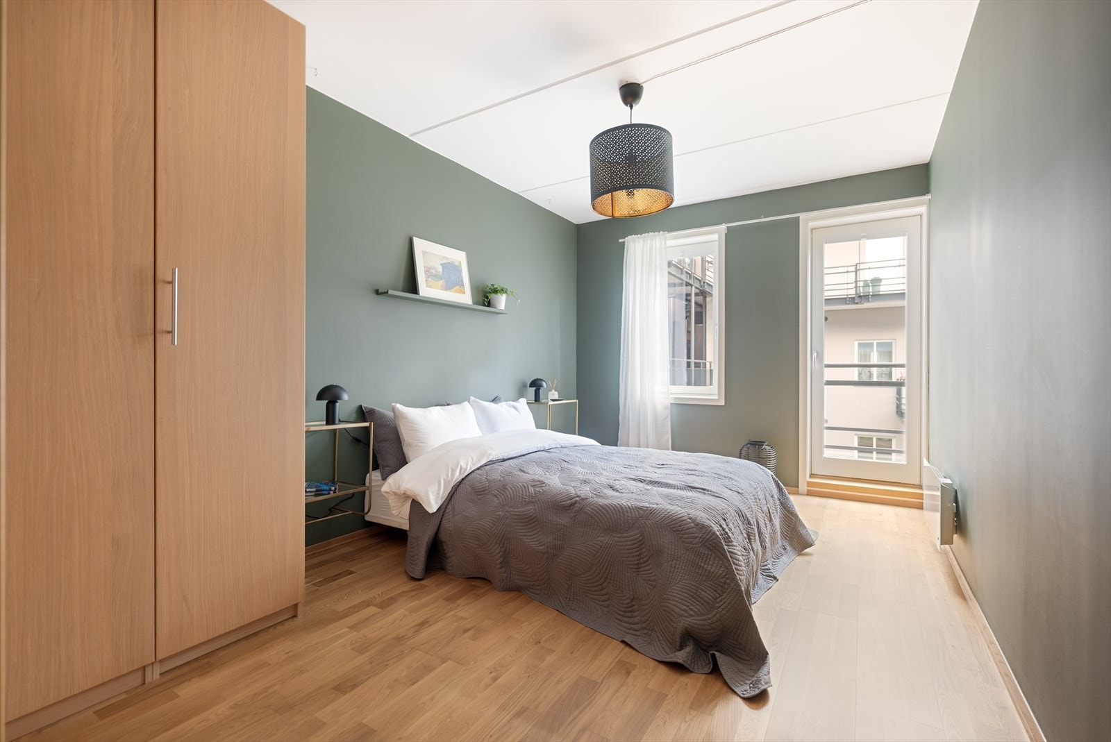 Hovedsoverommet er av spesielt god størrelse. Begge soverom har utgang til fransk balkong. Galleribilde