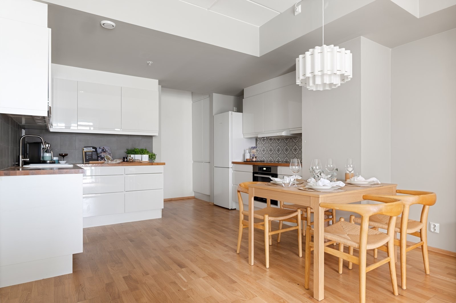 Den åpne løsningen gir en sosial atmosfære og gjør kjøkkenet til et naturlig samlingspunkt i hjemmet. Galleribilde