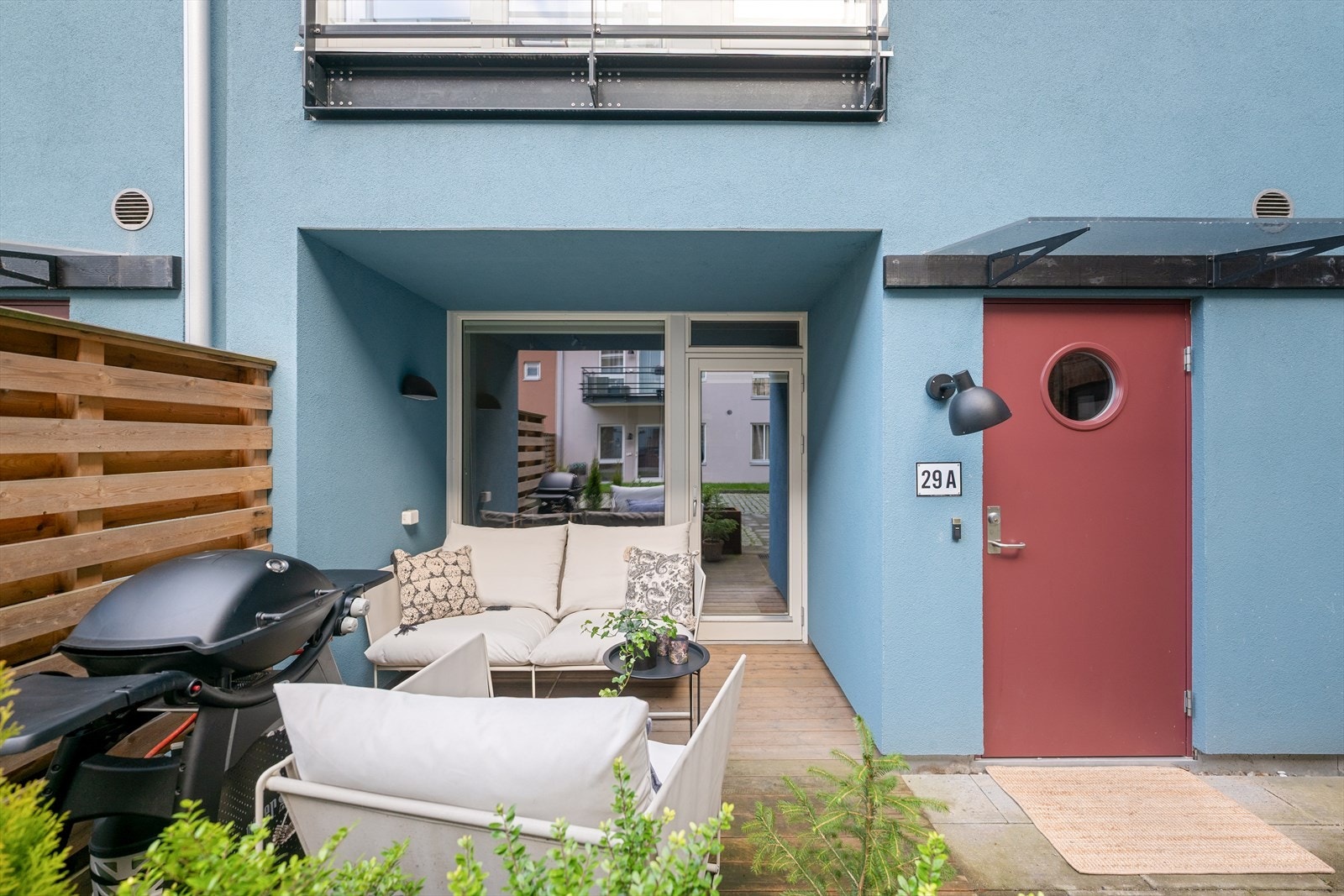 Fra stuen er det direkte utgang til en vestvendt markterrasse på ca. 7,7 m², som fungerer som en naturlig forlengelse av etasjen i sommerhalvåret. Galleribilde