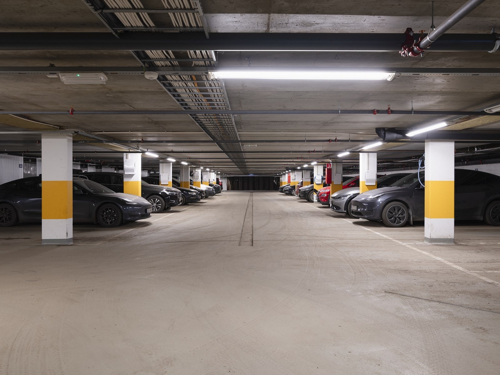 Mulighet for kjøp/leie av parkeringsplass dersom det er ledig/plasser for salg i oppvarmet garasjeanlegg, anlegget har infrastruktur for el-ladere. Galleribilde