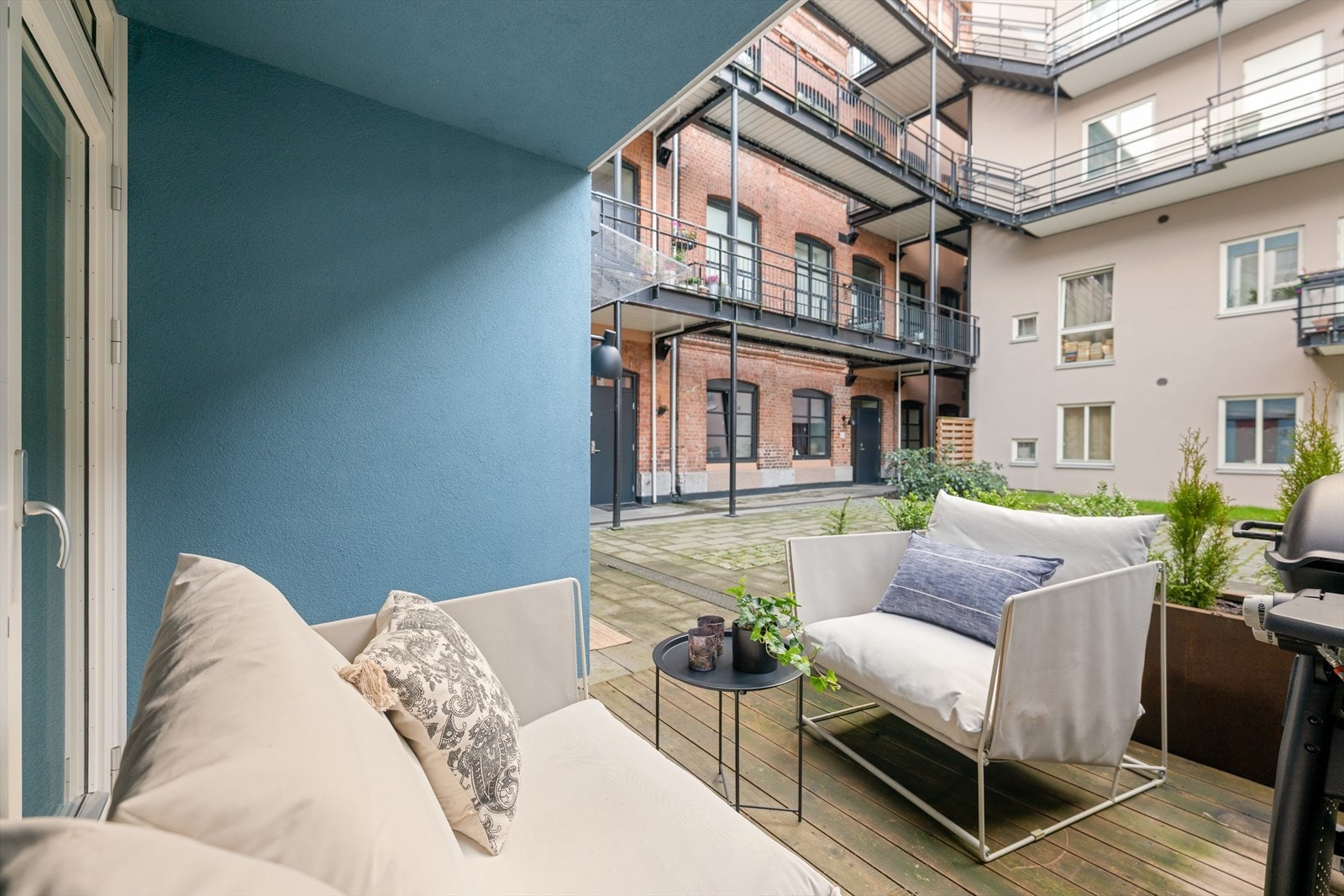 Boligen har både egen inngang og privat uteplass. Galleribilde